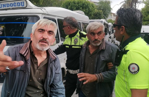 Trafiği altüst edip kırmızı ışıkta direksiyon başında sızıp kaldı! Polis uyandırdı: Akollü sürücünün sözleri pes dedirtti!