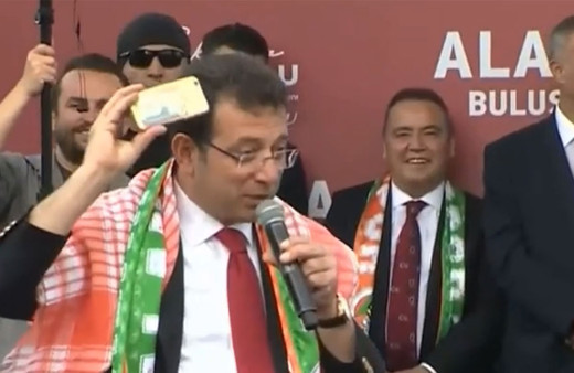 Ekrem İmamoğlu'na sahnede telefon atıldı! 'Yavrum telefonunu attın la kerata...'