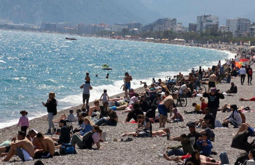 Antalya Konyaaltı sahili hafta sonu doldu taştı