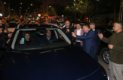 Çavuşoğlu üniversiteli genci kendi kullandığı Togg'a aldı Kepez'i turladı