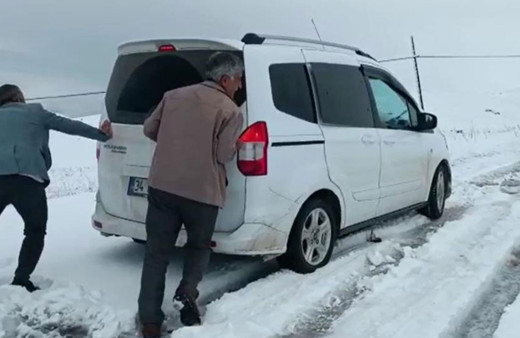 Muş'ta Nisan ayında  kar yolu kapattı: 10 araç mahsur kaldı