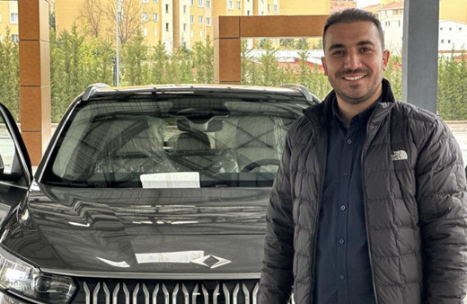 TOGG'un ilk teslimatı Elazığ'a ulaştı! Vatandaşlardan yoğun ilgi: 38 yıl Almanya'da kaldım...