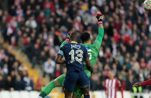 Sivasspor maçında hastaneye kaldırılan Valencia'dan ilk açıklama