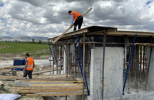 Malatya'da depremzedeler için yapılan köy tipi konutların inşası sürüyor