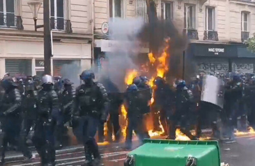 Fransa'da 1 Mayıs kutlamalarında polise saldırdılar