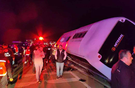 Bursa'da yolcu otobüsü devrildi! Olay yerinden ilk görüntü geldi: Feci kazada ölü ve çok sayıda var
