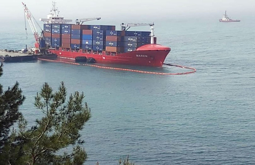 Kastamonu'da karaya oturan gemi yan yatmaya başladı