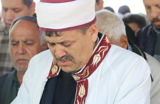 Annesi ve kız kardeşinin cenaze namazını gözyaşları içinde kıldırdı