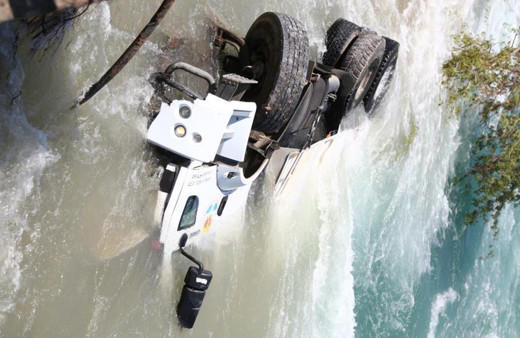 Çöken yol onarılırken tekrar çöktü! İş makinesi nehre devrildi: İşçiler ölümden döndü!