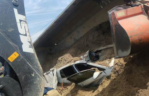 İzmir'de kum yüklü kamyon, otomobilin üzerine devrildi! Feci kazada 2 kişi yaralandı