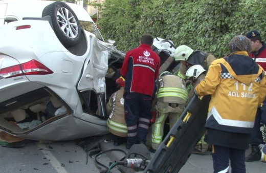 Sancaktepe'de korkunç kaza! Servis minibüsü ile otomobil çarpıştı: 2 ölü