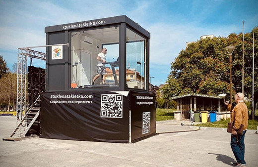 Maratoncu, deney kapsamında 17 gün cam kafeste yaşayacak