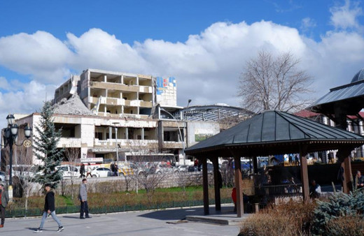 Erzurum'da eski belediye binasında yıkım sürüyor