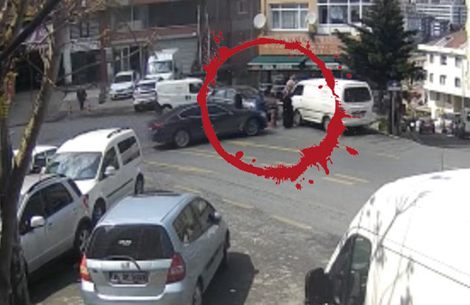 İstanbul'da kontrolden çıkan otomobil dehşet saçtı! Feci kazanın görüntüleri ortaya çıktı: Minibüsün altında kalan kadın için seferber oldular!