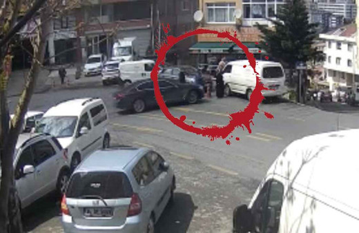 İstanbul'da can pazarı! Hızını alamayan otomobilin yaşlı kadına çarptığı anlar kamerada