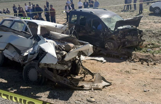 Konya’da hafif ticari araç ile otomobil çarpıştı: 5 ölü, 2 yaralı