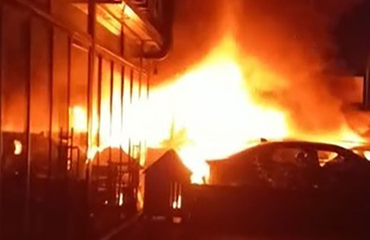 Aylar önce kurşunlanan oto galeride, bu kez de lüks otomobiller alev alev yandı