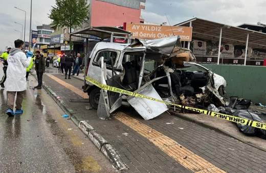 Bursa’da hafif ticari demir kapıya çarptı: 2 ölü, 1 yaralı