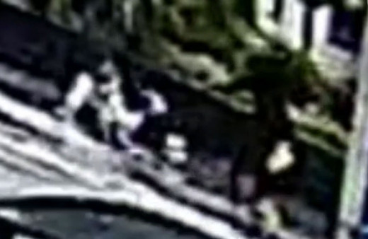 İstanbul Sultangazi'de bir kadın eski eşi tarafından silahla vuruldu! İşte saldırı anının videosu