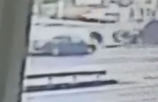 Otomobil çarptığı kadını metrelerce uzağa savurdu! O anlar kameraya yansıdı