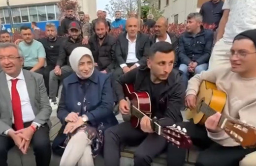 AK Partili Özlem Zengin ile CHP'li Engin Altay sokakta birlikte türkü söyledi