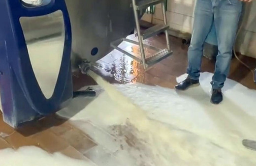 Süt fiyatına tepki gösteren işletmeler süt dökme eylemi başlattı