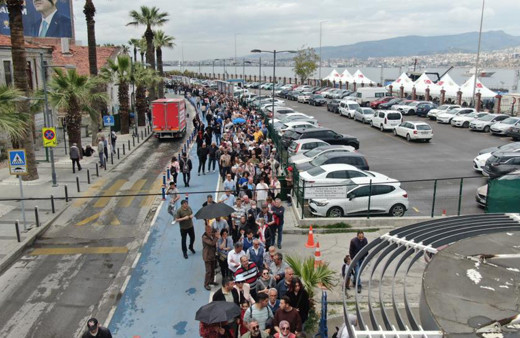 TCG Anadolu'ya İzmir'de yoğun ilgi: Yağmura rağmen kuyruğun ucu bucağı yok..