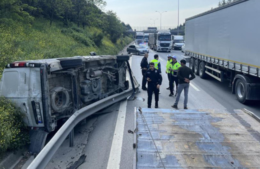 TEM'de lastiği patlayan araç takla attı, yol trafiğe kapandı! Feci kazada 2 kişi yaralandı