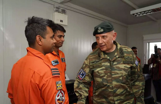 Hintli SİHA subayının taktığı peç tepki çekti