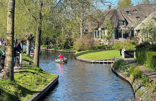 Bu köyde arabalar için yol yok!