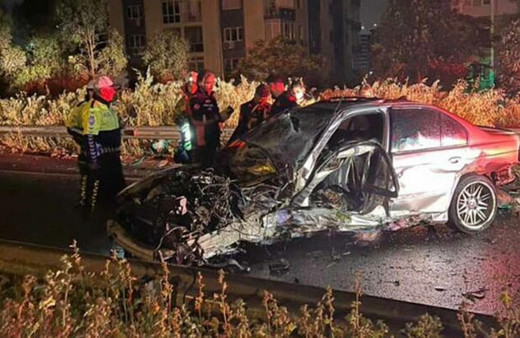 İzmir'de bariyerlere çarpan otomobilin sürücüsü öldü