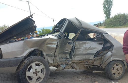 İzmir'de iki otomobilin çarpıştığı kazada 6 kişi yaralandı