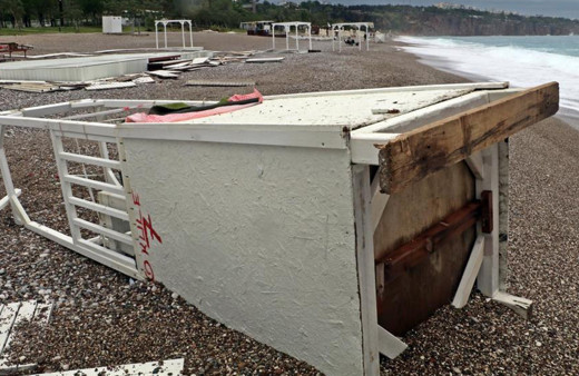 Antalya'da dev dalgalar sahili vurdu: Cankurtaran kuleleri domino taşı gibi devrildi!