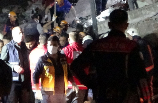 Malatya'da depremde ağır hasar alan bina çöktü! Acı haber geldi