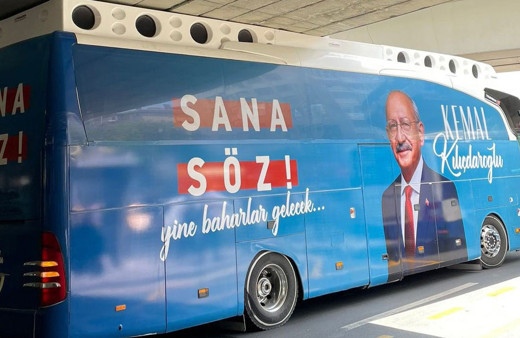 CHP otobüsü Sıhhiye Köprüsü'ne sıkıştı