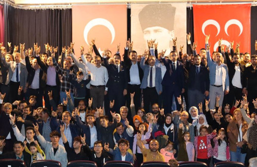 CHP'nin Van mitingindeki sloganlara tepki gösteren CHP ve İYİ Parti üyesi 324 kişi istifa edip MHP'ye geçti