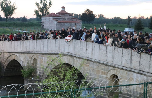 Edirne'de Hıdırellez şenlikleri... Dileklerini yazıp nehre bıraktılar