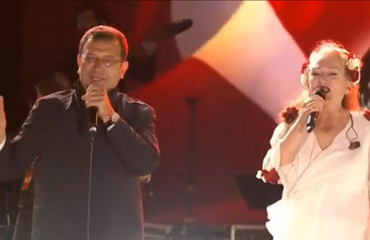 Ekrem İmamoğlu, sahnede Suzan Kardeş ile birlikte İzmir Marşı'nı söyledi! Hıdırellez Şenlikleri başladı...