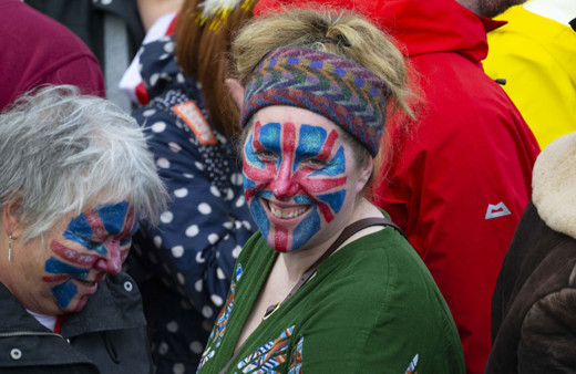 İngilizler Kral 3. Charles'ın taç giyme töreni için toplandı