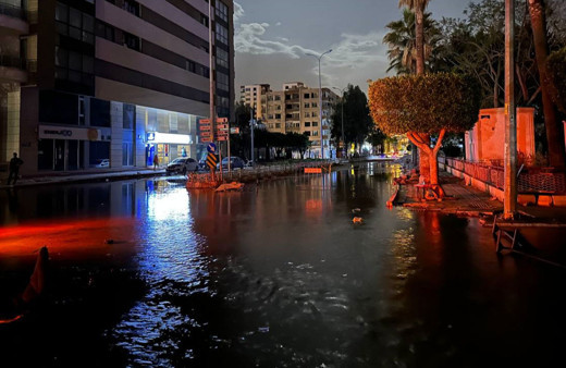 İskenderun'da deniz yükseldi, caddeler su altında kaldı!