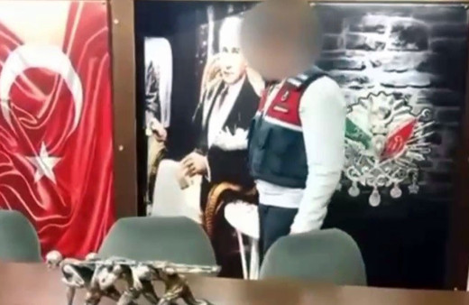 İzmir'de kumarhanenin kapısını Atatürk portresi ile gizlemişler