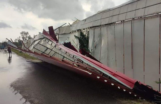 Tır devrildi çatılar uçtu seralar yıkıldı Mersin'de yıkım büyük oldu Valilikten açıklama