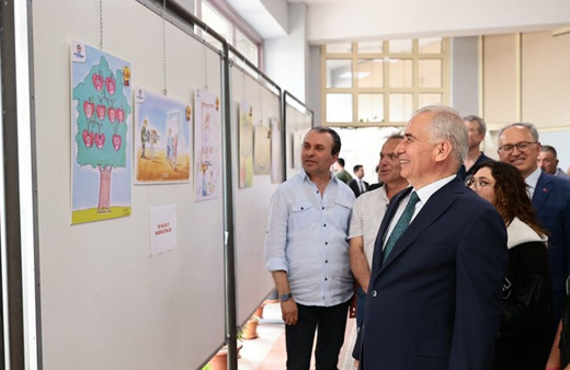 Denizli'deki yarışmada Ukraynalı karikatürist ödülünü depremzedelere bağışladı