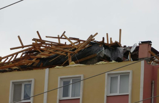 Sivas’ta kuvvetli rüzgar çatıyı yerinden söktü