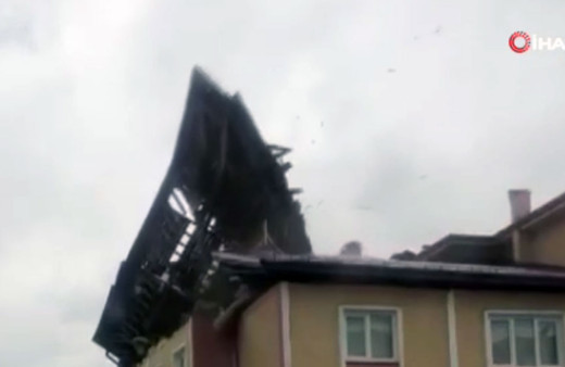 Sivas’ta kuvvetli rüzgar çatıyı yerinden böyle söktü!