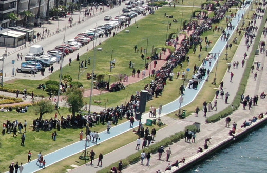 İzmir’de TCG Anadolu için kilometrelerce kuyruk! “Karton dediler biz de merak ettik”