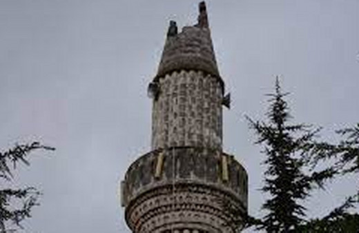 Bilecik'te yıldırım isabet eden minarenin külahı caminin çatısına devrildi