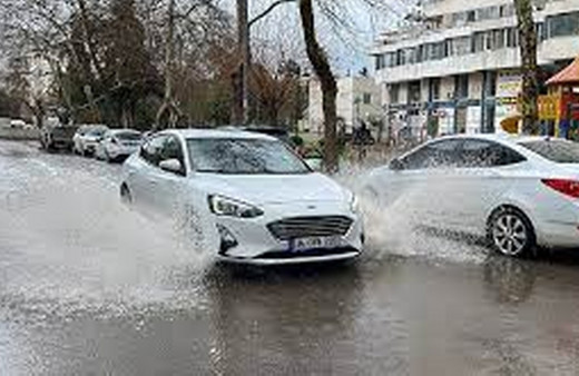 Antalya'da sağanak ve fırtına etkili oluyor