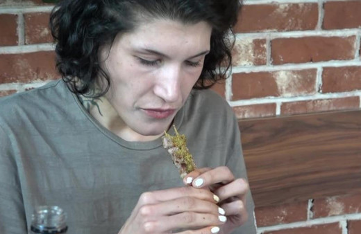 "İplik gibi" kadın yediği çöp şişlerle rekor üstüne para kazandı