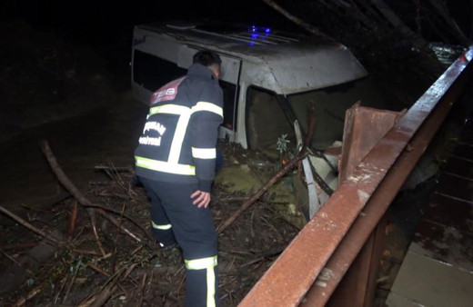 Kırıkkale'de Sel suları minibüsü dereye yuvarladı: 6 işçi suya kapıldı!